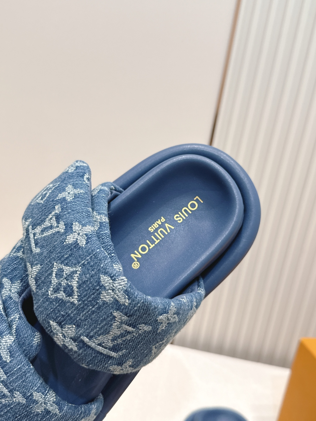 布面  男加10LV路易威登 情侣款 POOL PILLOW COMFORT 魔术贴 丹宁牛仔布 棋盘格