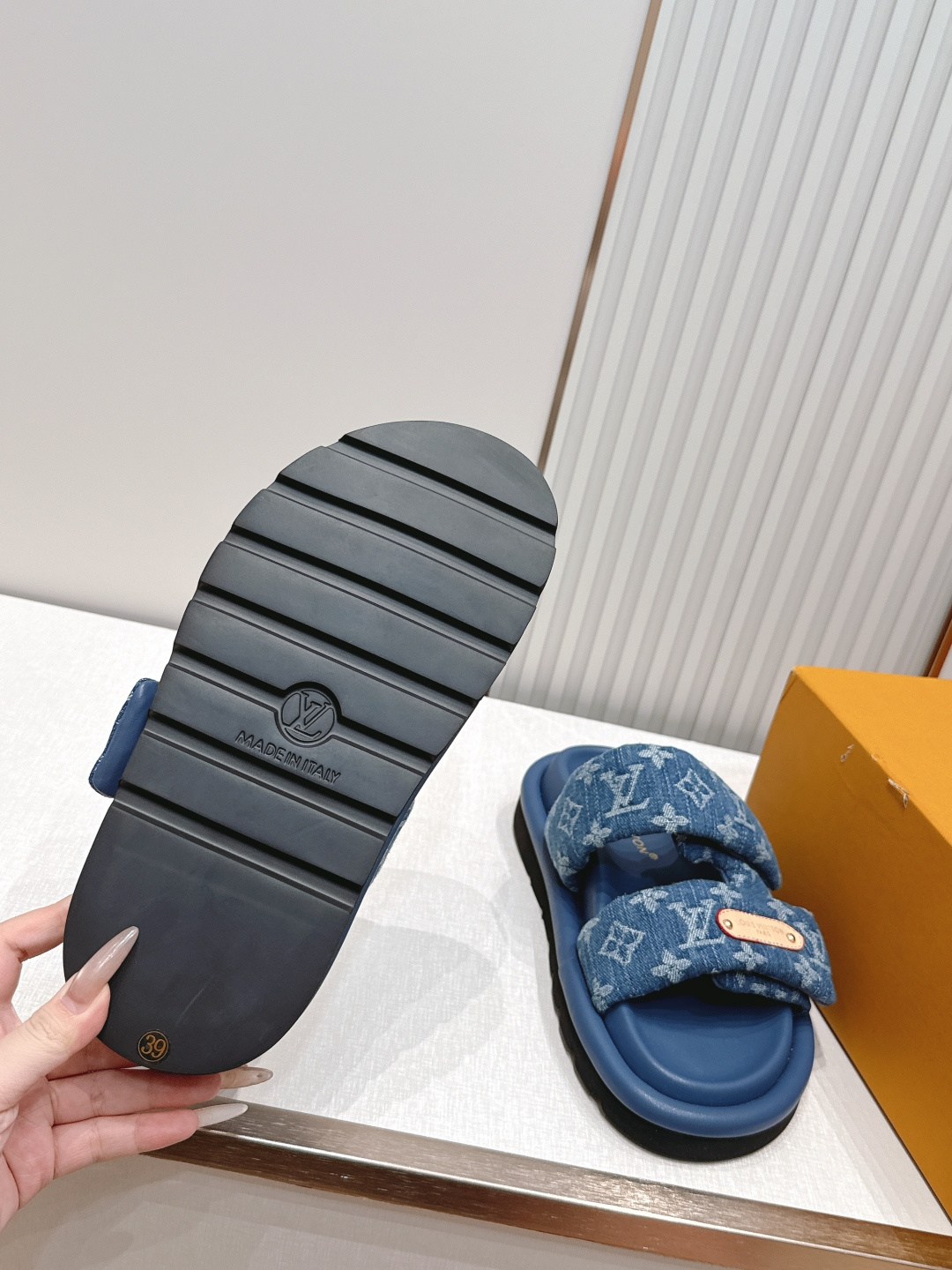 布面  男加10LV路易威登 情侣款 POOL PILLOW COMFORT 魔术贴 丹宁牛仔布 棋盘格