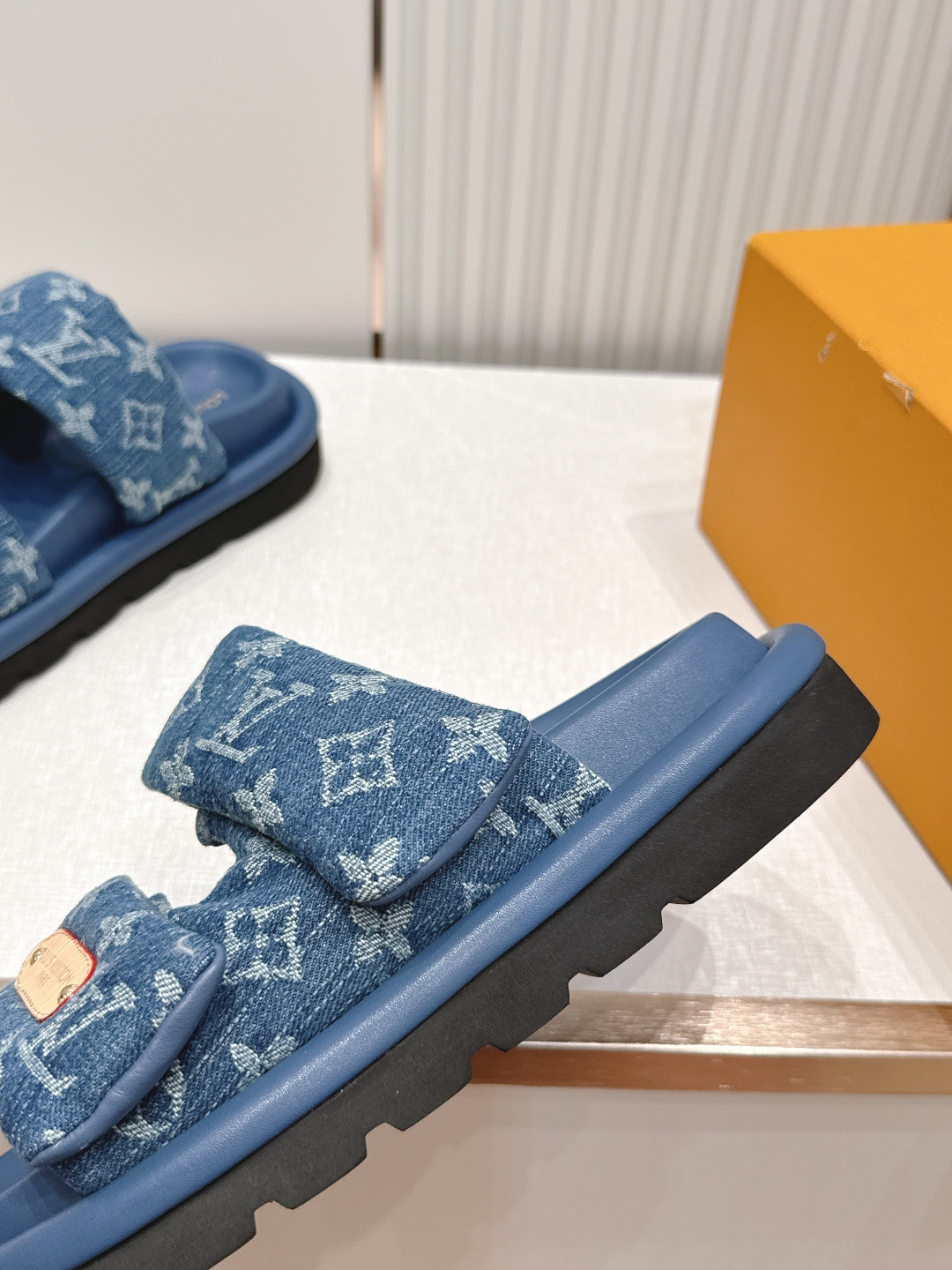 布面  男加10LV路易威登 情侣款 POOL PILLOW COMFORT 魔术贴 丹宁牛仔布 棋盘格