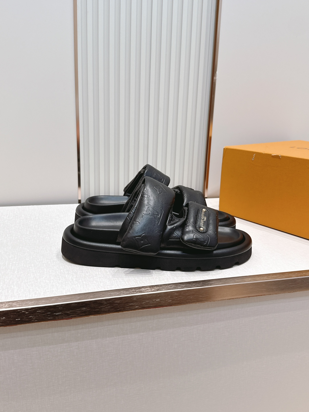 皮面  男加10LV路易威登 情侣款 POOL PILLOW COMFORT 魔术贴 丹宁牛仔布 棋盘格