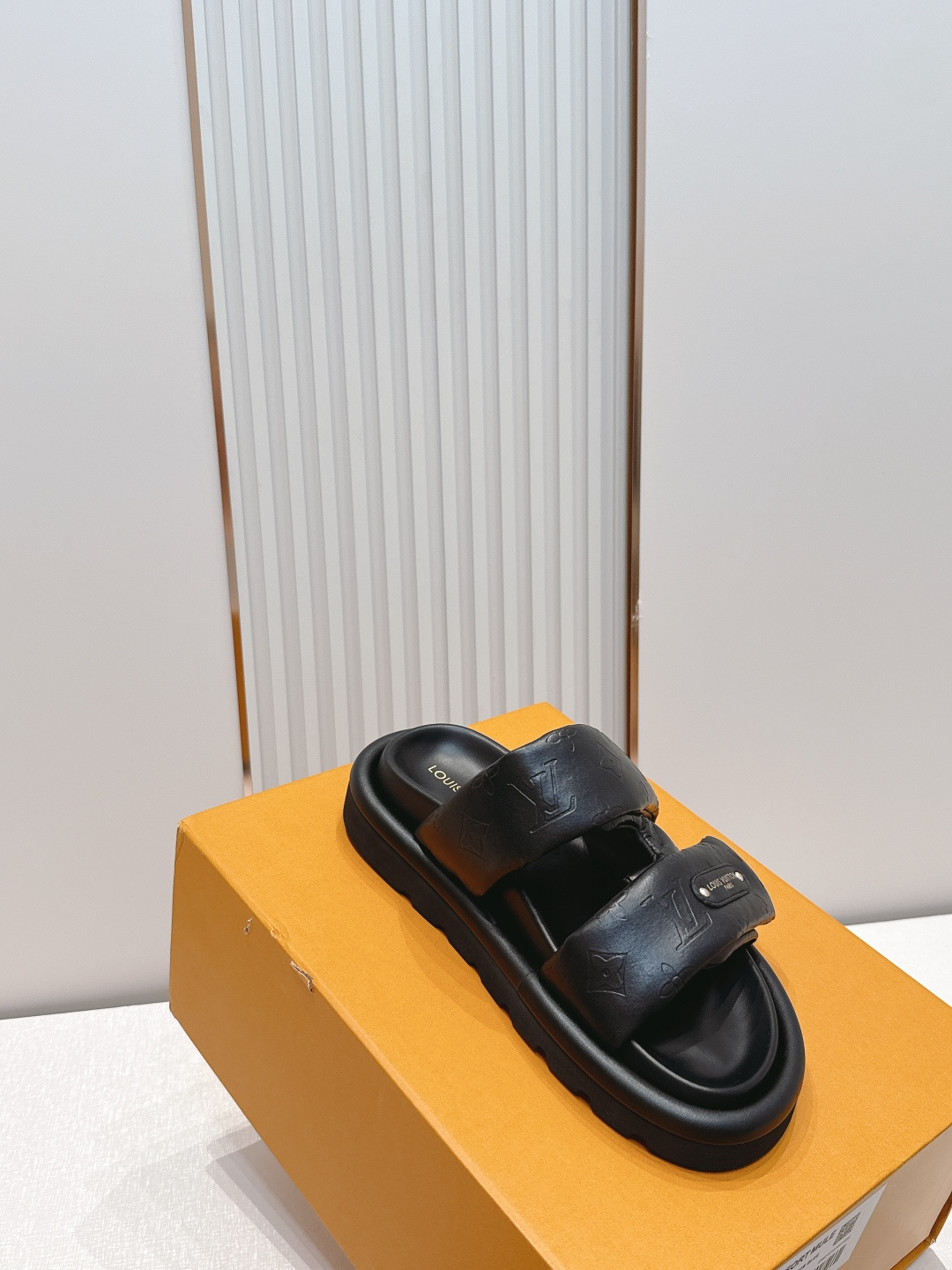 皮面  男加10LV路易威登 情侣款 POOL PILLOW COMFORT 魔术贴 丹宁牛仔布 棋盘格