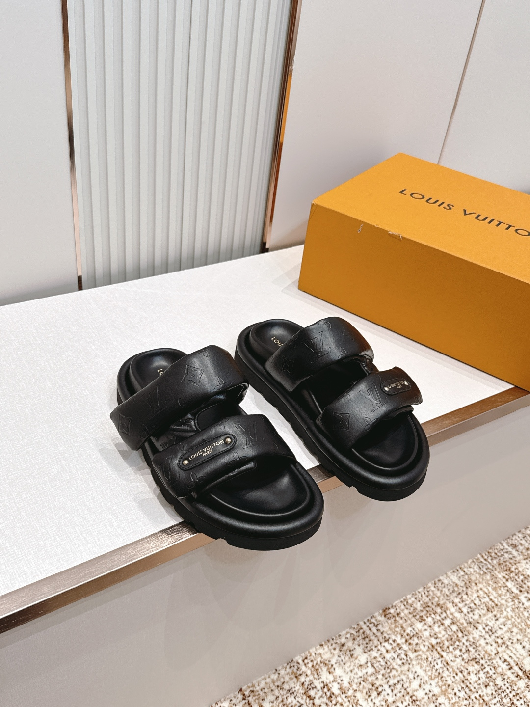NO:814649,Leather Women Men's Plus 10 LV Louis Vuitton Couple's Style POOL PILLOW COMFORT Velcro Denim Denim Checkerboard Embossed Bread Flat Sandals Pool Pillow Comfortable mules are named after the soft padded upper design, newly interpreted cow leather paving Monogram embossed pattern. The front strap is embellished with Louis Vuitton logo leather label. Comfortable and tough insole and light micro outsole allow for unrestricted walking. Fabric: Original custom leather fabric  Original custom-made sheepskin foot pads inside. Original open-molded rubber foam outsole. Sole thickness 4CM. Size: women's 35-40 / men's 39-45, slippers, louis vuitton, louis vuitton, slippers, cowhide, sheepskin19860909皮面 女 男加10 LV路易威登 情侣款 POOL PILLOW COMFORT 魔术贴 丹宁牛仔布 棋盘格 浮雕 面包 平底凉拖鞋 Pool Pillow 舒适穆勒鞋得名于柔软填充鞋面设计,新绎牛皮革铺陈 Monogram 压印图案.前带缀饰路易威登标识皮革标签.舒适韧性鞋垫与轻盈微型外底成就无拘步履 面料:原版定制皮面料 内里原版定制羊皮垫脚 鞋底原版开模橡胶发泡大底 底厚4CM Size:女款35-40 / 男款39-45,拖鞋,louis vuitton,louis vuitton,slippers,cowhide,sheepskin,Women's Shoes