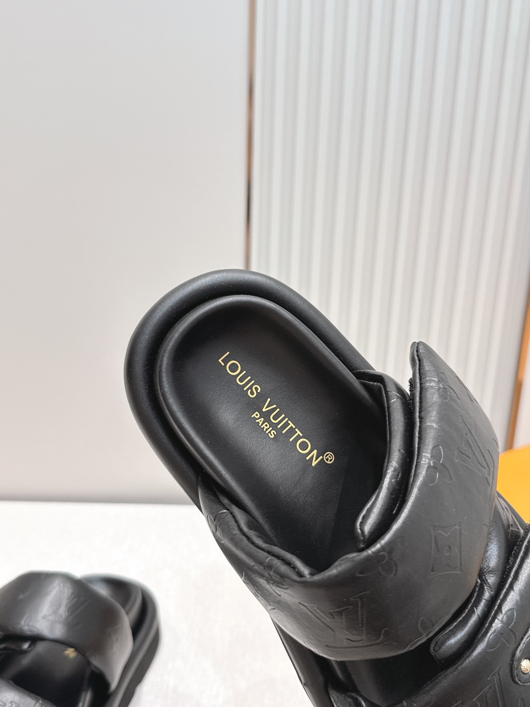 皮面  男加10LV路易威登 情侣款 POOL PILLOW COMFORT 魔术贴 丹宁牛仔布 棋盘格