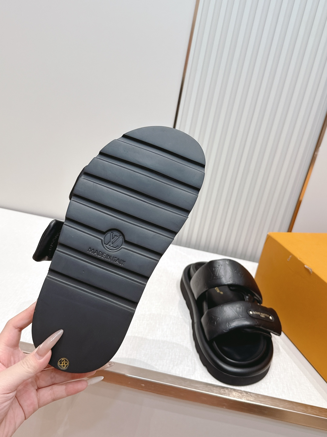皮面  男加10LV路易威登 情侣款 POOL PILLOW COMFORT 魔术贴 丹宁牛仔布 棋盘格