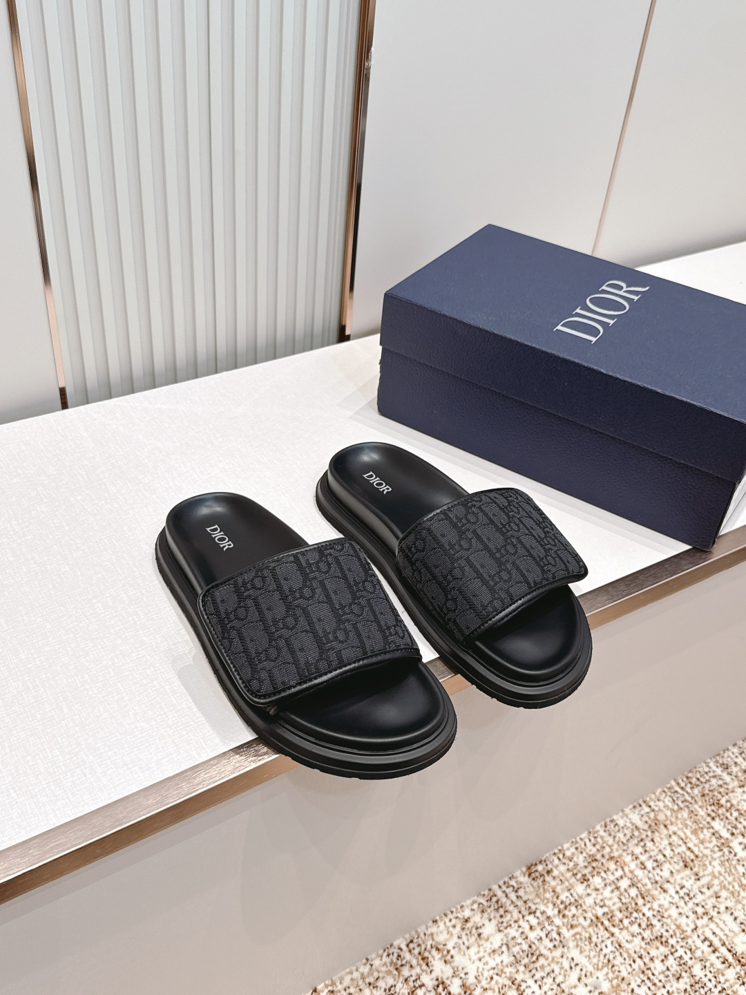 NO:814659,Out of the Dior Aqua Collection Men's Velcro Platform Slides Sandals Beach Shoes The reimagined Dior Aqua sandal reflects Jonathan Anderson's creative vision, striking a delicate balance between comfort and casual elegance. The straps with CD buckle combine with classic Oblique print fabrics and leather to create an ideal fit. The insole adapts to the shape of the foot for a lightweight, flexible design, ideal for matching with any outfit this season.  The fabric is original custom-made imported Oblique fabric. The feet are made of original custom-made leather lining. The sole is original molded non-slip rubber material. The bottom thickness is 2CM. Size: Men's 39-45, slippers, dior, dior, sandals, slippers.19860909出 Dior迪奥Aqua系列 男款 魔术贴 厚底 拖鞋 凉鞋 沙滩鞋 这款经重新演绎的 Dior Aqua 凉鞋展现乔纳森安德森（onathanAnderson）的创意视角,在舒适与休闲优雅之间取得微妙的平衡. 饰带搭配 CD 搭扣,结合经典的 Oblique 印花面料和皮革,打造理想的贴合度.而适应足形的内底则带来轻盈、柔韧的设计,是与本季各式装扮搭配的理想之选 面料原版定制进口Oblique面料 垫脚原版定制皮革内里 鞋底原版开模防滑橡胶材质 底厚2CM Size:男款39-45,拖鞋,dior,dior,sandals,slippers,Women's Shoes