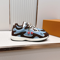 男款 樱桃🍒扣加50 LV Runner Tatic男款运动鞋是Louis Vuitton 高端休闲鞋, 男款 樱桃🍒扣加50 LV Runner Tatic男款运动鞋是Louis Vuitton 高端休闲鞋,