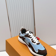 男款 樱桃🍒扣加50 LV Runner Tatic男款运动鞋是Louis Vuitton 高端休闲鞋, 男款 樱桃🍒扣加50 LV Runner Tatic男款运动鞋是Louis Vuitton 高端休闲鞋,