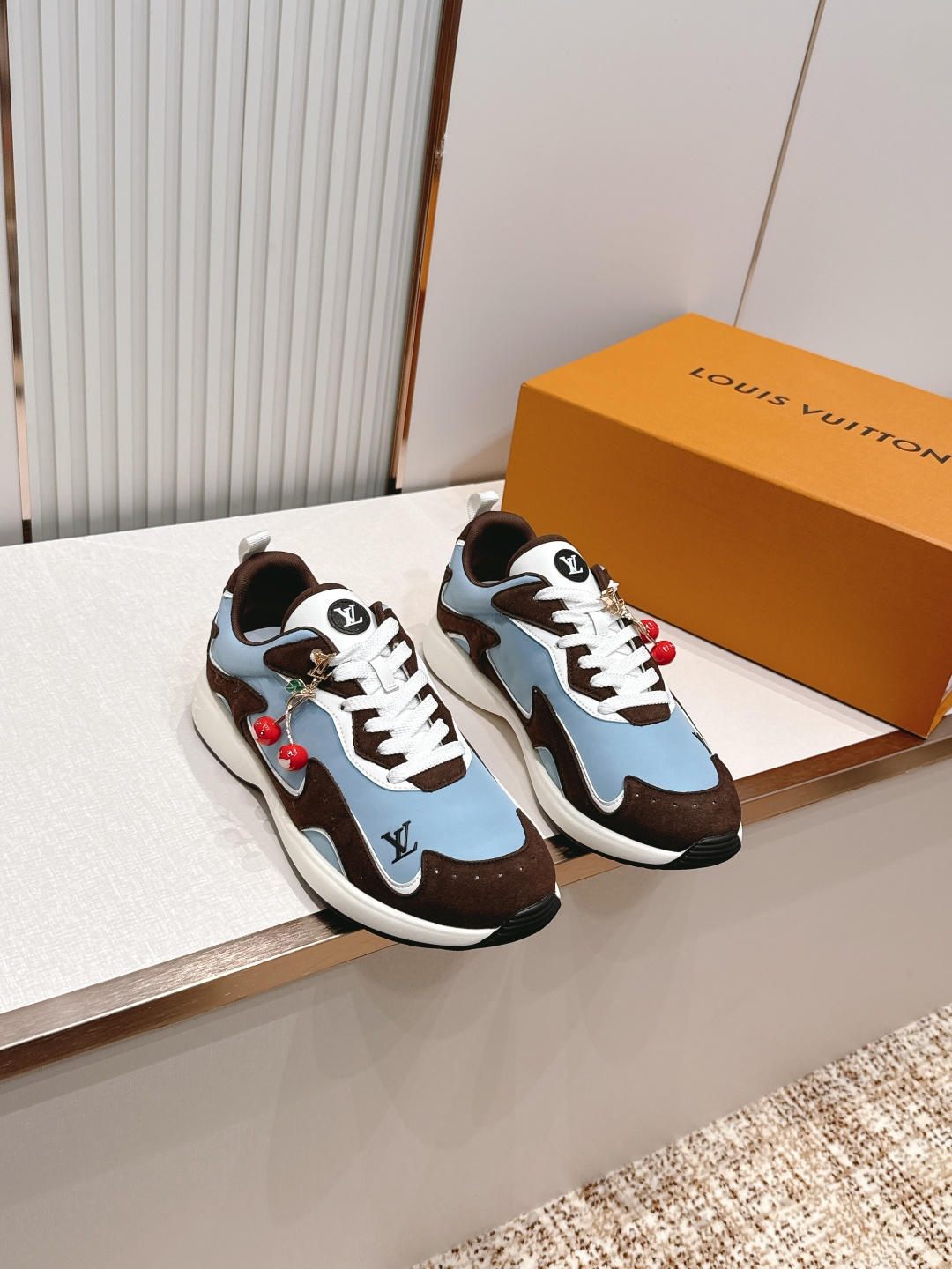 男款 樱桃🍒扣加50 LV Runner Tatic男款运动鞋是Louis Vuitton 高端休闲鞋，