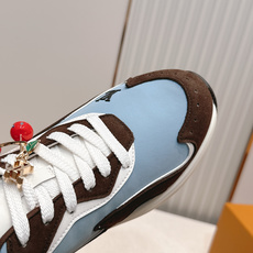 男款 樱桃🍒扣加50 LV Runner Tatic男款运动鞋是Louis Vuitton 高端休闲鞋, 男款 樱桃🍒扣加50 LV Runner Tatic男款运动鞋是Louis Vuitton 高端休闲鞋,