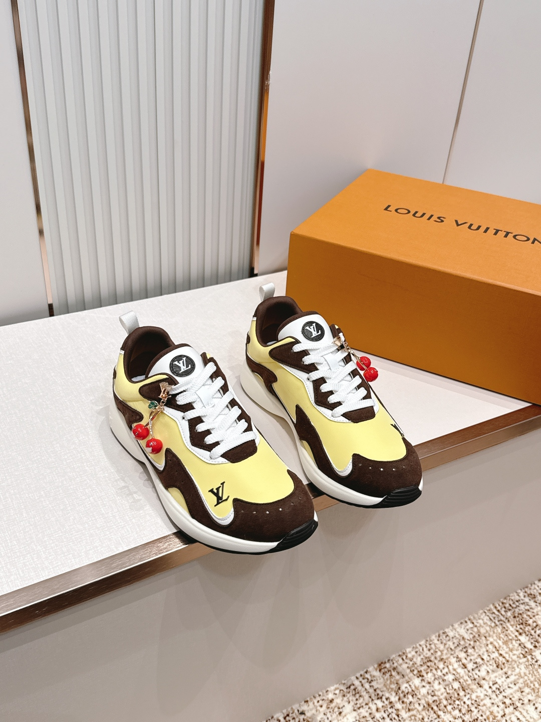 男款 樱桃🍒扣加50 LV Runner Tatic男款运动鞋是Louis Vuitton 高端休闲鞋，