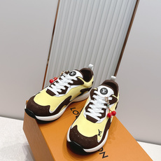 男款 樱桃🍒扣加50 LV Runner Tatic男款运动鞋是Louis Vuitton 高端休闲鞋, 男款 樱桃🍒扣加50 LV Runner Tatic男款运动鞋是Louis Vuitton 高端休闲鞋,