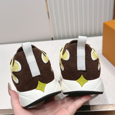男款 樱桃🍒扣加50 LV Runner Tatic男款运动鞋是Louis Vuitton 高端休闲鞋, 男款 樱桃🍒扣加50 LV Runner Tatic男款运动鞋是Louis Vuitton 高端休闲鞋,