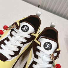 男款 樱桃🍒扣加50 LV Runner Tatic男款运动鞋是Louis Vuitton 高端休闲鞋, 男款 樱桃🍒扣加50 LV Runner Tatic男款运动鞋是Louis Vuitton 高端休闲鞋,