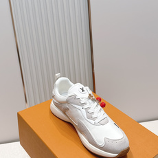 男款 樱桃🍒扣加50 LV Runner Tatic男款运动鞋是Louis Vuitton 高端休闲鞋, 男款 樱桃🍒扣加50 LV Runner Tatic男款运动鞋是Louis Vuitton 高端休闲鞋,