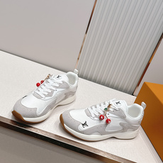男款 樱桃🍒扣加50 LV Runner Tatic男款运动鞋是Louis Vuitton 高端休闲鞋, 男款 樱桃🍒扣加50 LV Runner Tatic男款运动鞋是Louis Vuitton 高端休闲鞋,
