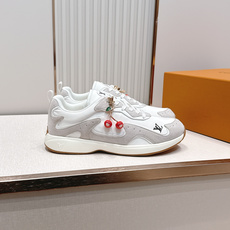 男款 樱桃🍒扣加50 LV Runner Tatic男款运动鞋是Louis Vuitton 高端休闲鞋, 男款 樱桃🍒扣加50 LV Runner Tatic男款运动鞋是Louis Vuitton 高端休闲鞋,