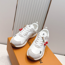 男款 樱桃🍒扣加50 LV Runner Tatic男款运动鞋是Louis Vuitton 高端休闲鞋, 男款 樱桃🍒扣加50 LV Runner Tatic男款运动鞋是Louis Vuitton 高端休闲鞋,
