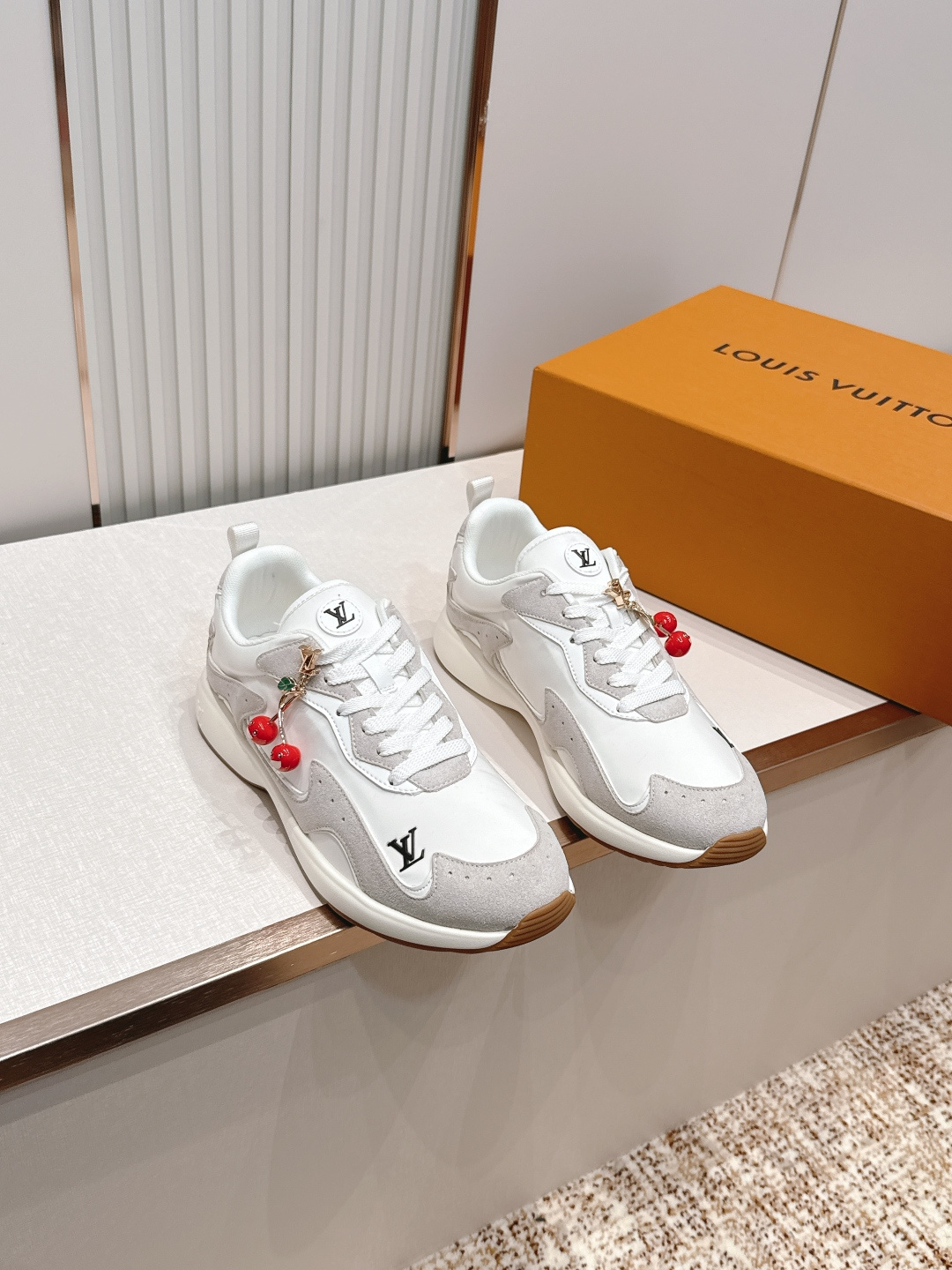 男款 樱桃🍒扣加50 LV Runner Tatic男款运动鞋是Louis Vuitton 高端休闲鞋，
