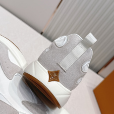 男款 樱桃🍒扣加50 LV Runner Tatic男款运动鞋是Louis Vuitton 高端休闲鞋, 男款 樱桃🍒扣加50 LV Runner Tatic男款运动鞋是Louis Vuitton 高端休闲鞋,