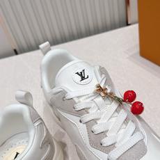 男款 樱桃🍒扣加50 LV Runner Tatic男款运动鞋是Louis Vuitton 高端休闲鞋, 男款 樱桃🍒扣加50 LV Runner Tatic男款运动鞋是Louis Vuitton 高端休闲鞋,