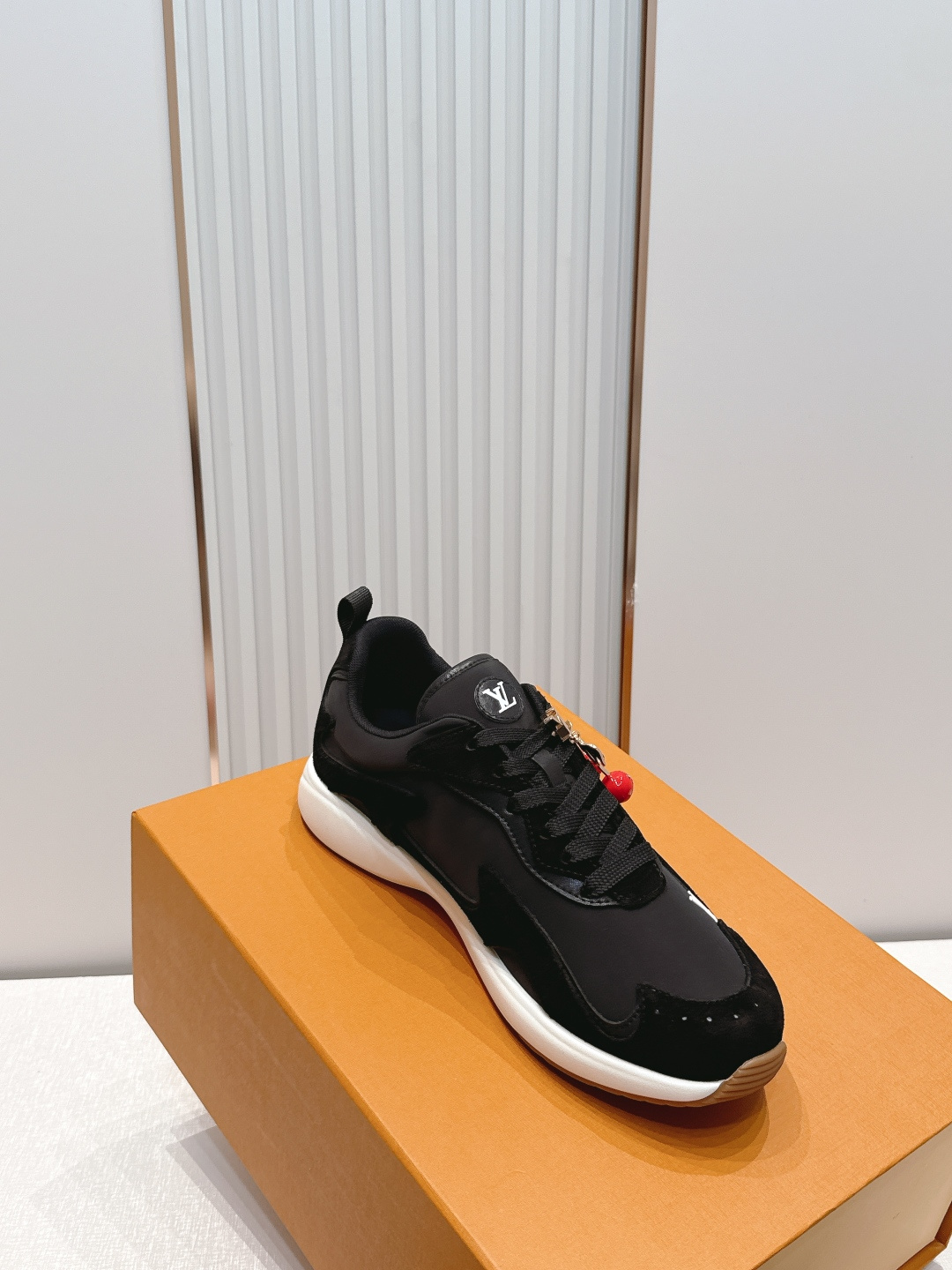 男款 樱桃🍒扣加50 LV Runner Tatic男款运动鞋是Louis Vuitton 高端休闲鞋，