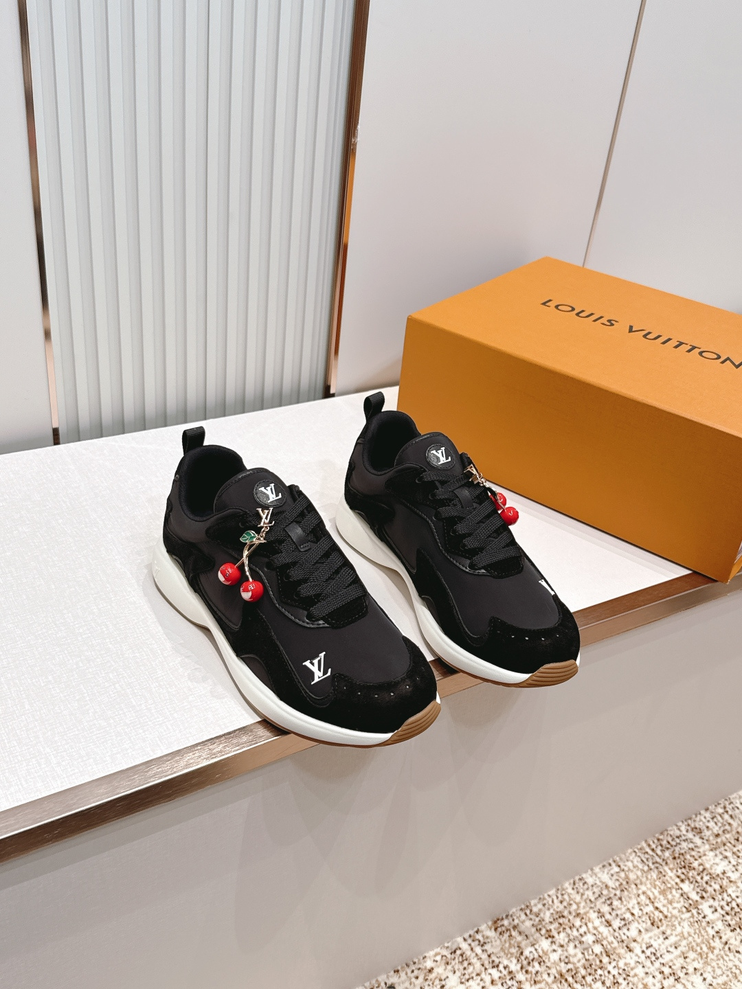 男款 樱桃🍒扣加50 LV Runner Tatic男款运动鞋是Louis Vuitton 高端休闲鞋，