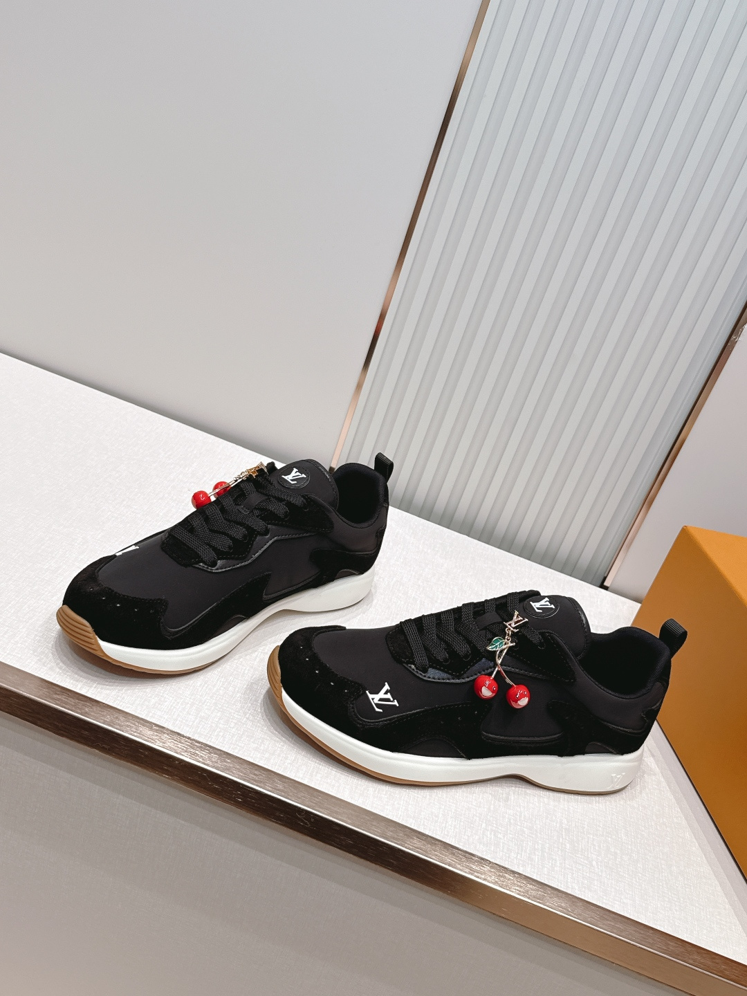 男款 樱桃🍒扣加50 LV Runner Tatic男款运动鞋是Louis Vuitton 高端休闲鞋，