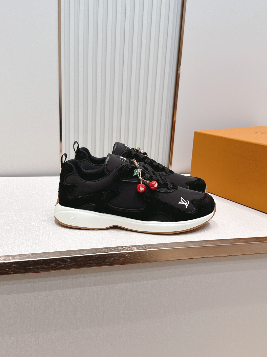 男款 樱桃🍒扣加50 LV Runner Tatic男款运动鞋是Louis Vuitton 高端休闲鞋，