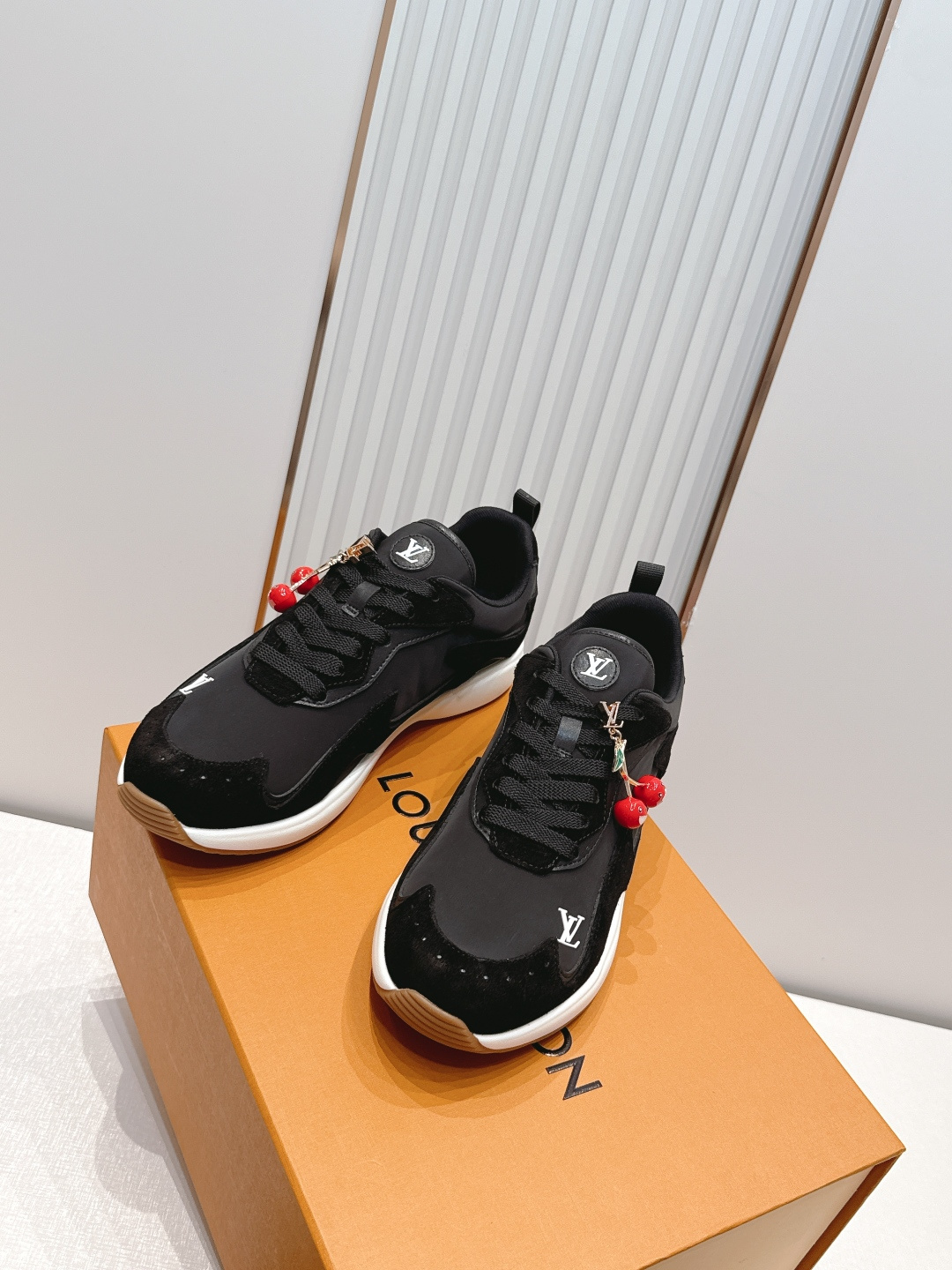 男款 樱桃🍒扣加50 LV Runner Tatic男款运动鞋是Louis Vuitton 高端休闲鞋，