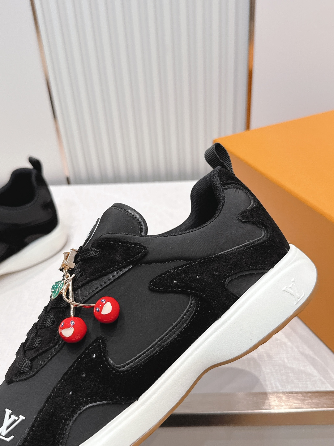 男款 樱桃🍒扣加50 LV Runner Tatic男款运动鞋是Louis Vuitton 高端休闲鞋，