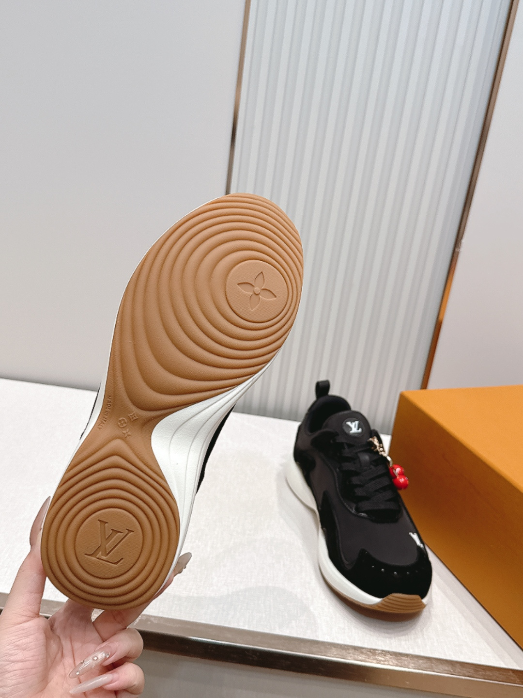 男款 樱桃🍒扣加50 LV Runner Tatic男款运动鞋是Louis Vuitton 高端休闲鞋，