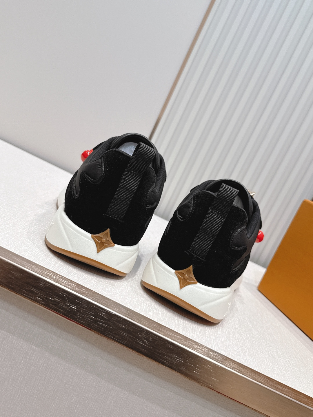 男款 樱桃🍒扣加50 LV Runner Tatic男款运动鞋是Louis Vuitton 高端休闲鞋，