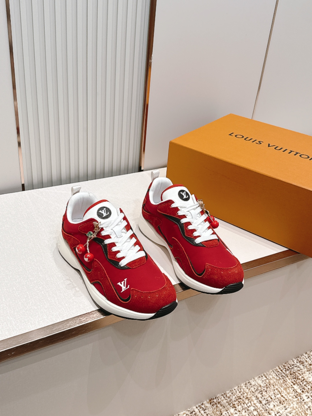 男款 樱桃🍒扣加50 LV Runner Tatic男款运动鞋是Louis Vuitton 高端休闲鞋，