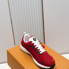 男款 樱桃🍒扣加50 LV Runner Tatic男款运动鞋是Louis Vuitton 高端休闲鞋, 男款 樱桃🍒扣加50 LV Runner Tatic男款运动鞋是Louis Vuitton 高端休闲鞋,