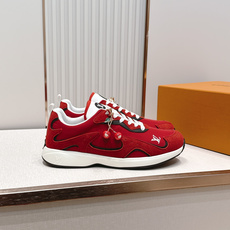 男款 樱桃🍒扣加50 LV Runner Tatic男款运动鞋是Louis Vuitton 高端休闲鞋, 男款 樱桃🍒扣加50 LV Runner Tatic男款运动鞋是Louis Vuitton 高端休闲鞋,
