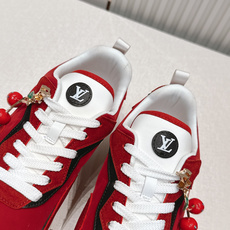 男款 樱桃🍒扣加50 LV Runner Tatic男款运动鞋是Louis Vuitton 高端休闲鞋, 男款 樱桃🍒扣加50 LV Runner Tatic男款运动鞋是Louis Vuitton 高端休闲鞋,