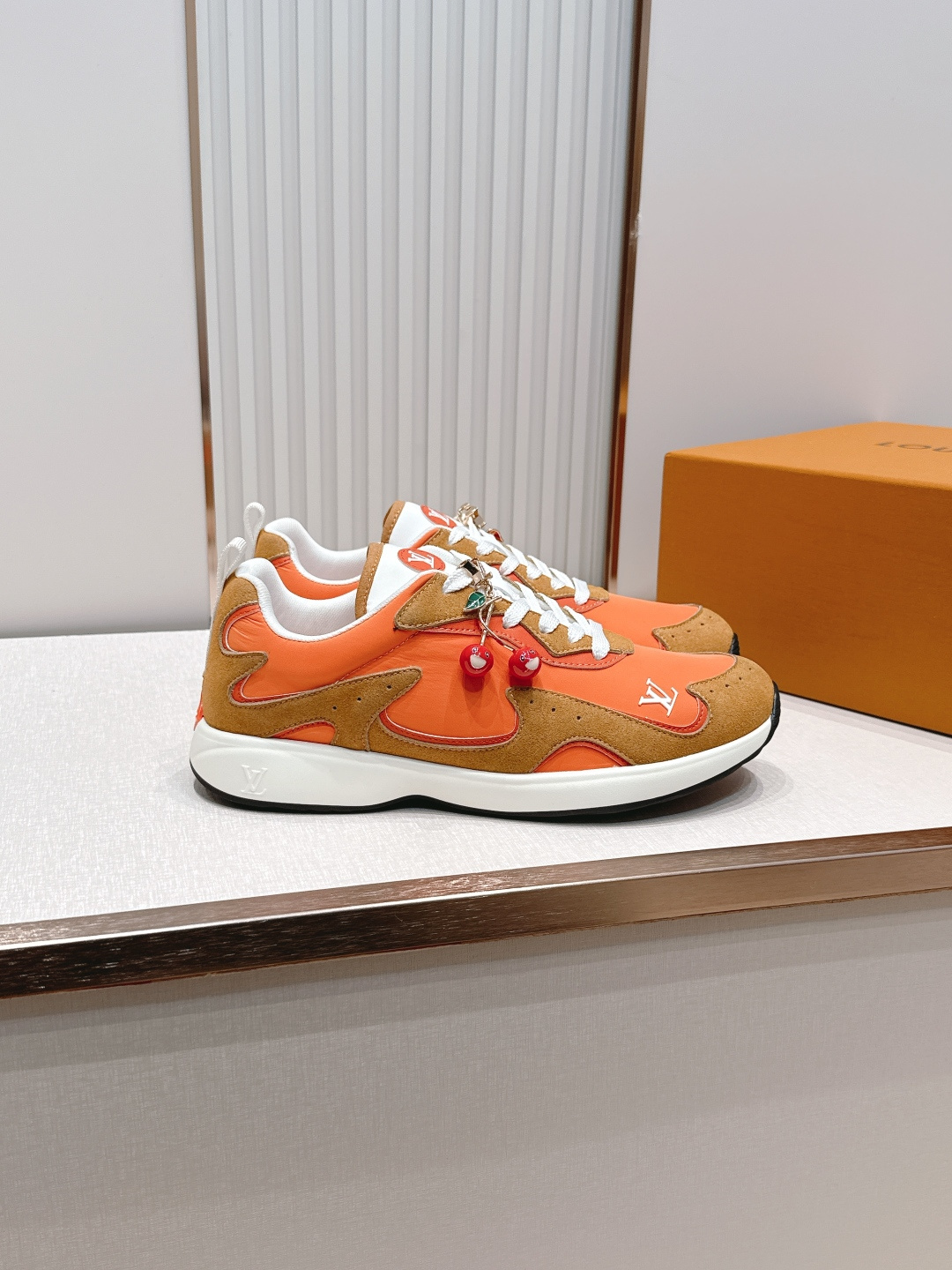 男款 樱桃🍒扣加50 LV Runner Tatic男款运动鞋是Louis Vuitton 高端休闲鞋，