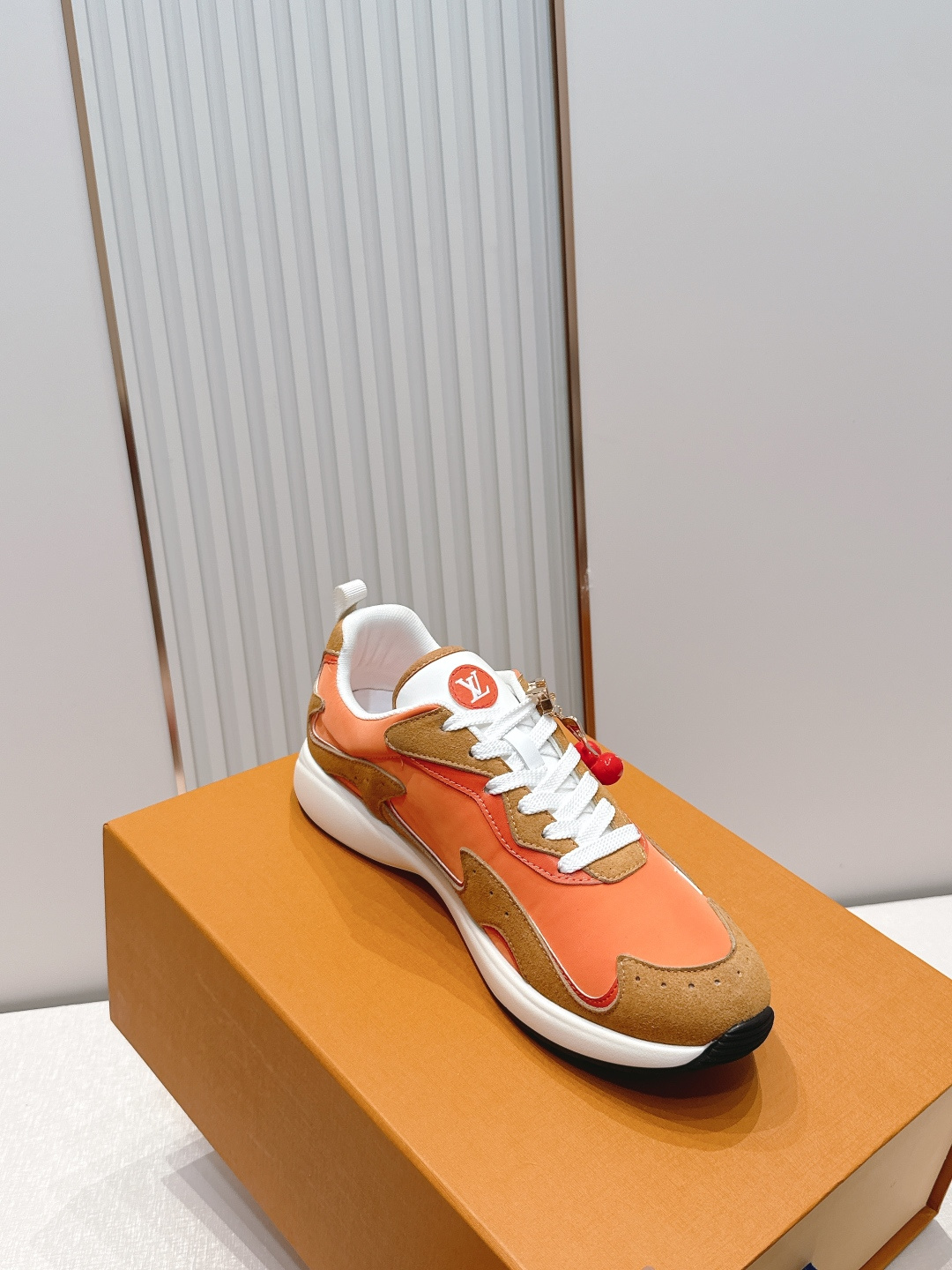 男款 樱桃🍒扣加50 LV Runner Tatic男款运动鞋是Louis Vuitton 高端休闲鞋，
