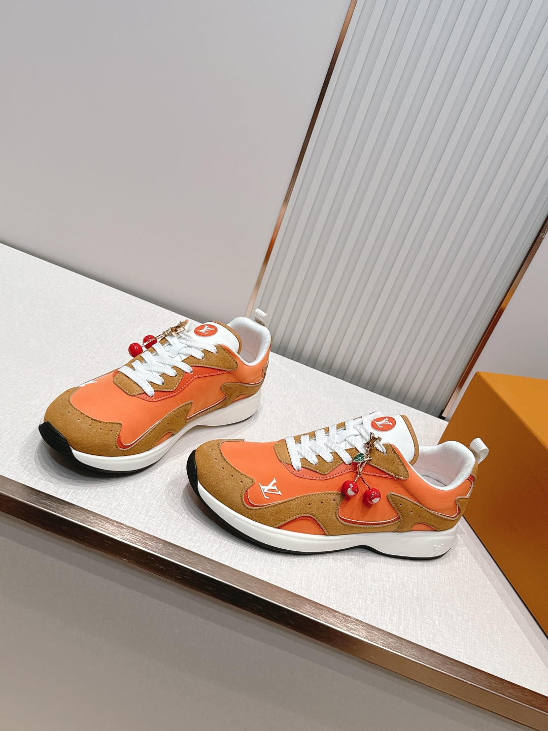 男款 樱桃🍒扣加50 LV Runner Tatic男款运动鞋是Louis Vuitton 高端休闲鞋，