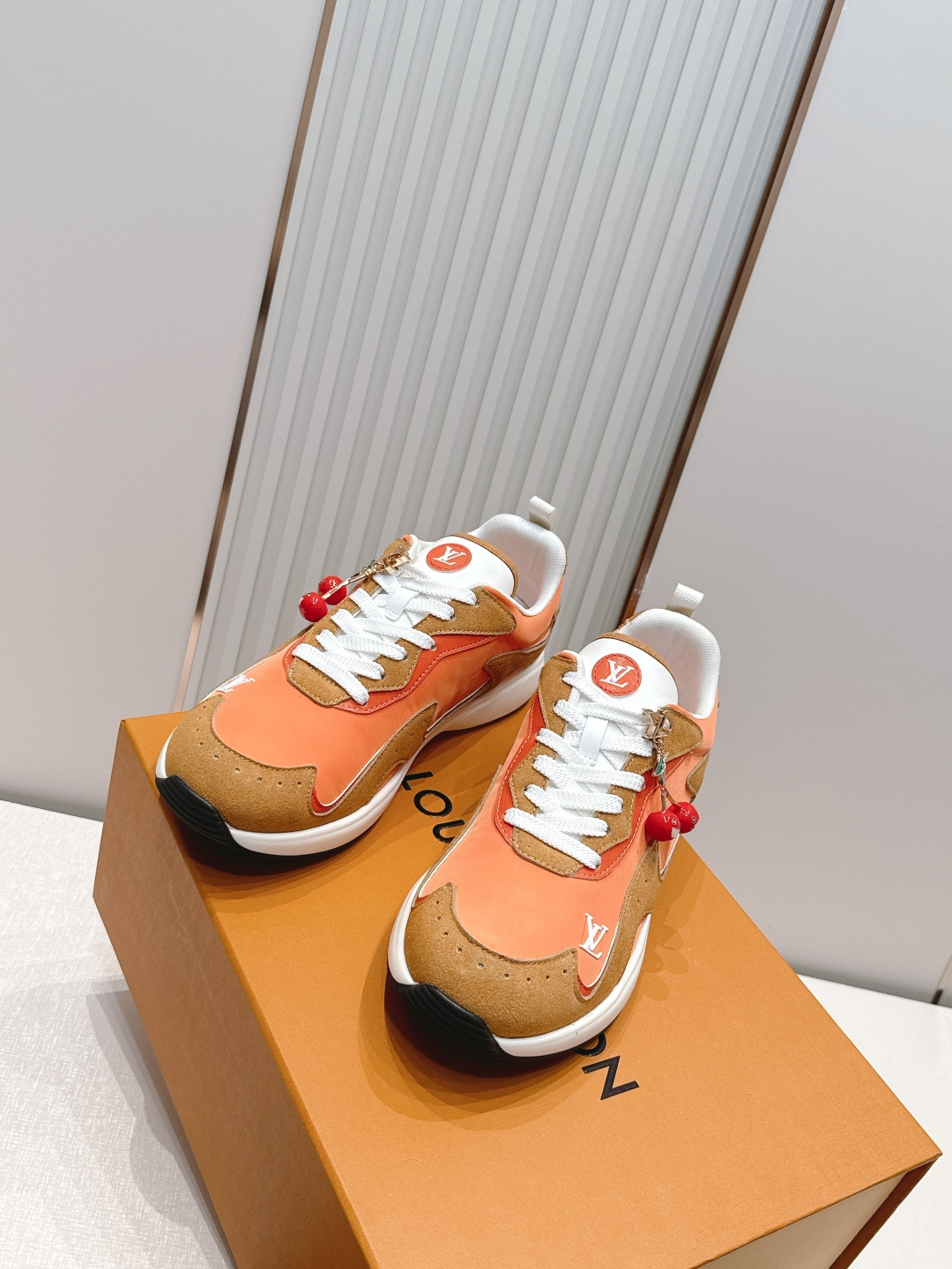 男款 樱桃🍒扣加50 LV Runner Tatic男款运动鞋是Louis Vuitton 高端休闲鞋，