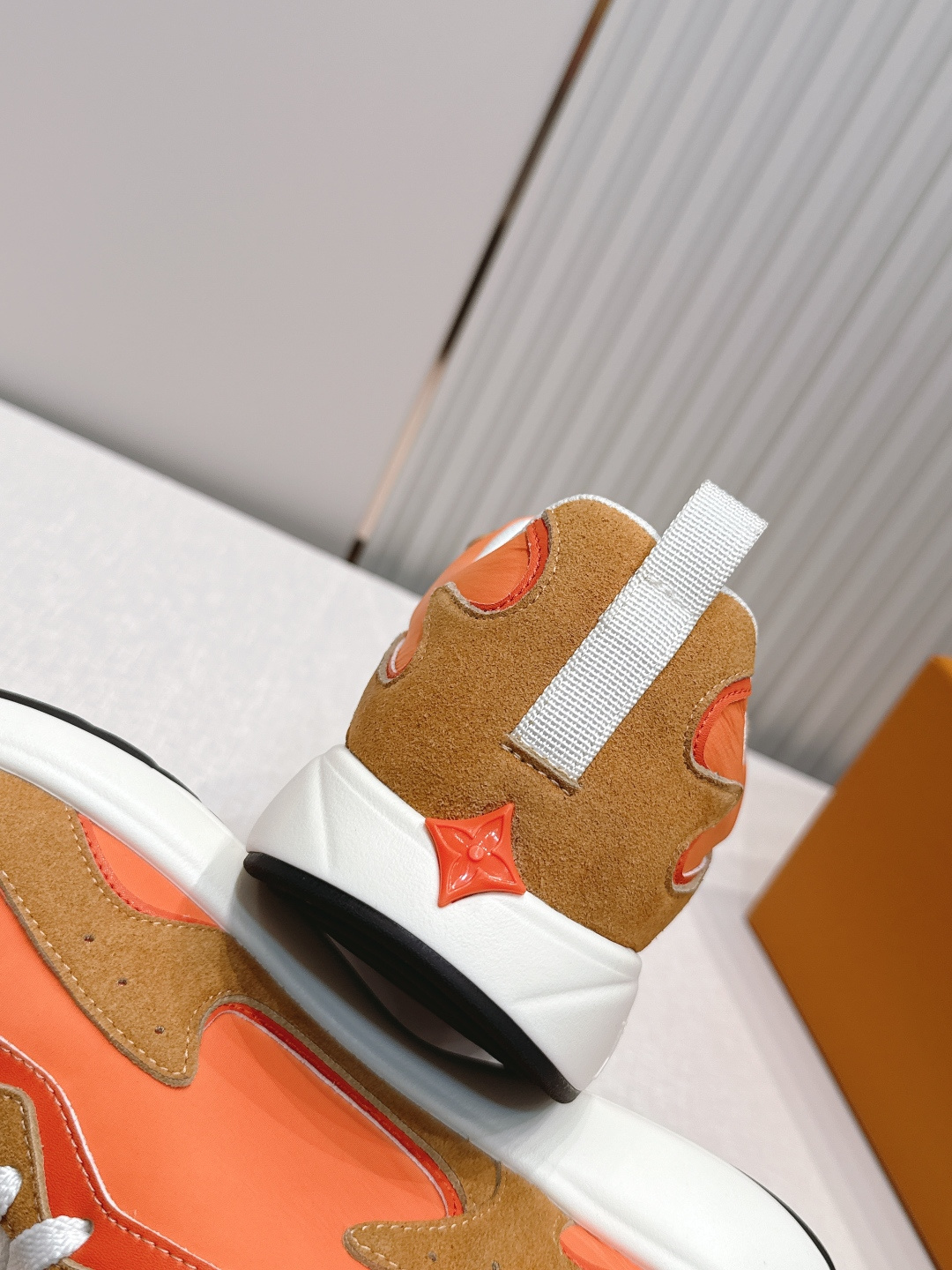 男款 樱桃🍒扣加50 LV Runner Tatic男款运动鞋是Louis Vuitton 高端休闲鞋，