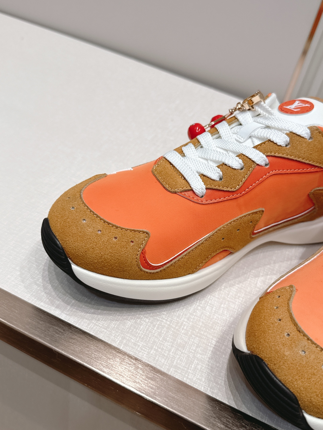 男款 樱桃🍒扣加50 LV Runner Tatic男款运动鞋是Louis Vuitton 高端休闲鞋，