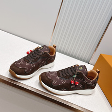 男款 樱桃🍒扣加50 LV Runner Tatic男款运动鞋是Louis Vuitton 高端休闲鞋, 男款 樱桃🍒扣加50 LV Runner Tatic男款运动鞋是Louis Vuitton 高端休闲鞋,