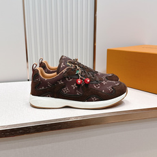 男款 樱桃🍒扣加50 LV Runner Tatic男款运动鞋是Louis Vuitton 高端休闲鞋, 男款 樱桃🍒扣加50 LV Runner Tatic男款运动鞋是Louis Vuitton 高端休闲鞋,
