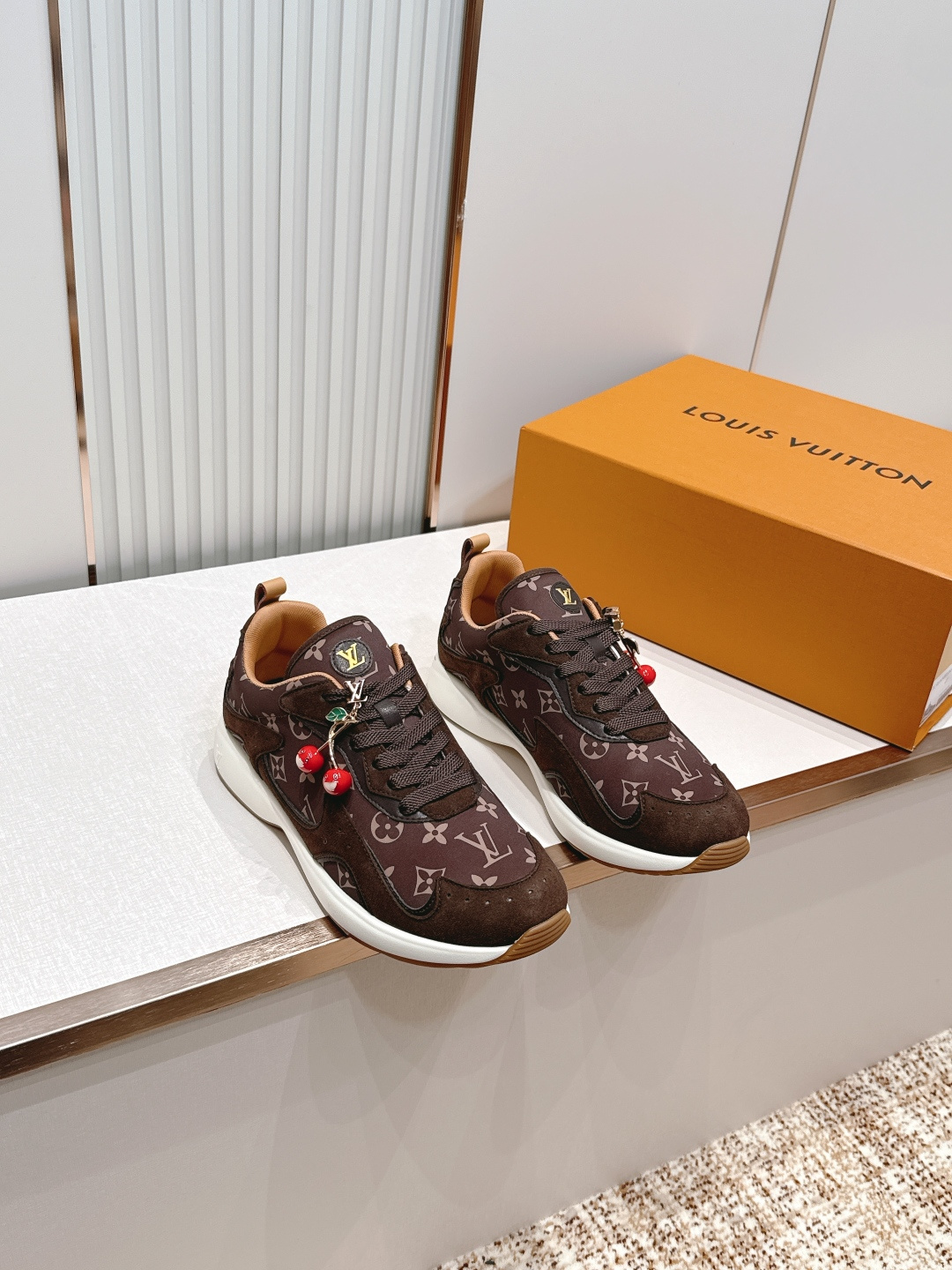 男款 樱桃🍒扣加50 LV Runner Tatic男款运动鞋是Louis Vuitton 高端休闲鞋，