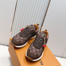 男款 樱桃🍒扣加50 LV Runner Tatic男款运动鞋是Louis Vuitton 高端休闲鞋, 男款 樱桃🍒扣加50 LV Runner Tatic男款运动鞋是Louis Vuitton 高端休闲鞋,
