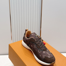 男款 樱桃🍒扣加50 LV Runner Tatic男款运动鞋是Louis Vuitton 高端休闲鞋, 男款 樱桃🍒扣加50 LV Runner Tatic男款运动鞋是Louis Vuitton 高端休闲鞋,