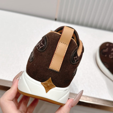 男款 樱桃🍒扣加50 LV Runner Tatic男款运动鞋是Louis Vuitton 高端休闲鞋, 男款 樱桃🍒扣加50 LV Runner Tatic男款运动鞋是Louis Vuitton 高端休闲鞋,