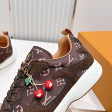 男款 樱桃🍒扣加50 LV Runner Tatic男款运动鞋是Louis Vuitton 高端休闲鞋, 男款 樱桃🍒扣加50 LV Runner Tatic男款运动鞋是Louis Vuitton 高端休闲鞋,