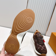 男款 樱桃🍒扣加50 LV Runner Tatic男款运动鞋是Louis Vuitton 高端休闲鞋, 男款 樱桃🍒扣加50 LV Runner Tatic男款运动鞋是Louis Vuitton 高端休闲鞋,